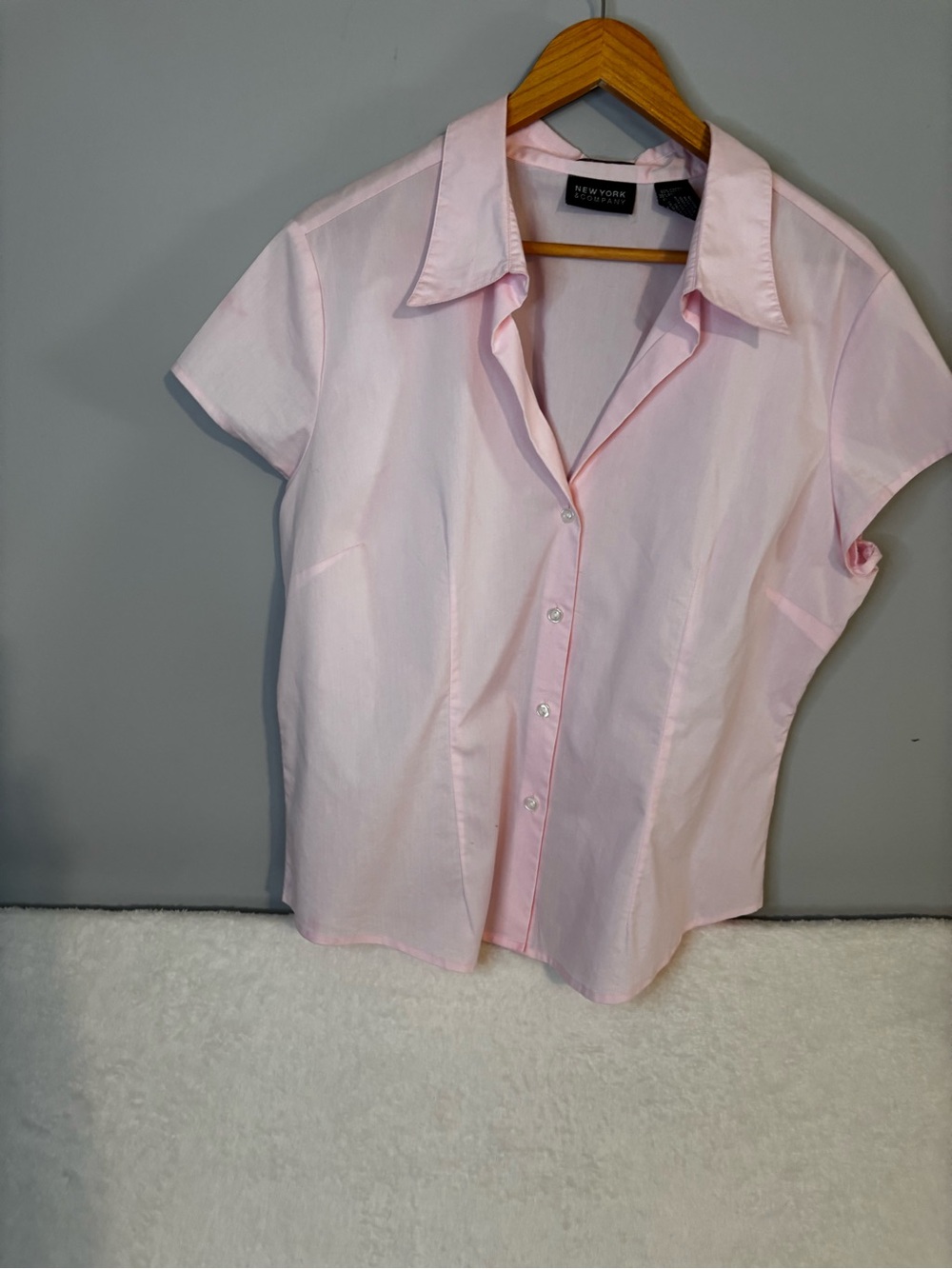 Business casual New York & Company Pale Pink Short Sleeve Button-Up Shirt Size L